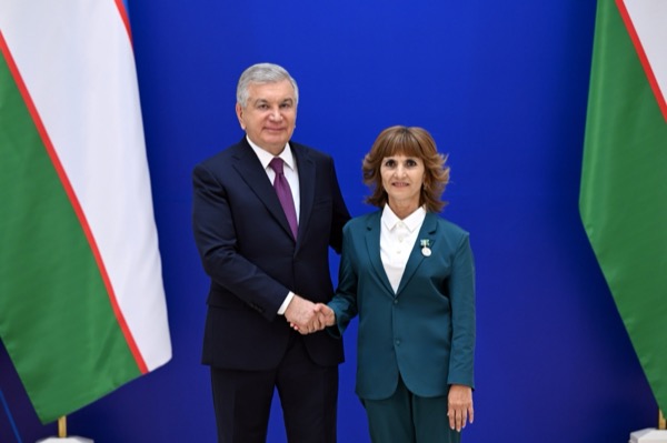 Davlat rahbari faxriy ayol bilan uchrashmoqda